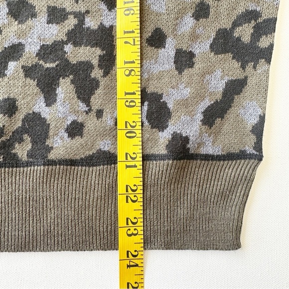 by Anthropologie Ethan Crew Neck Leopard Print Sweater Green Gray Black Small - Picture 9 of 9